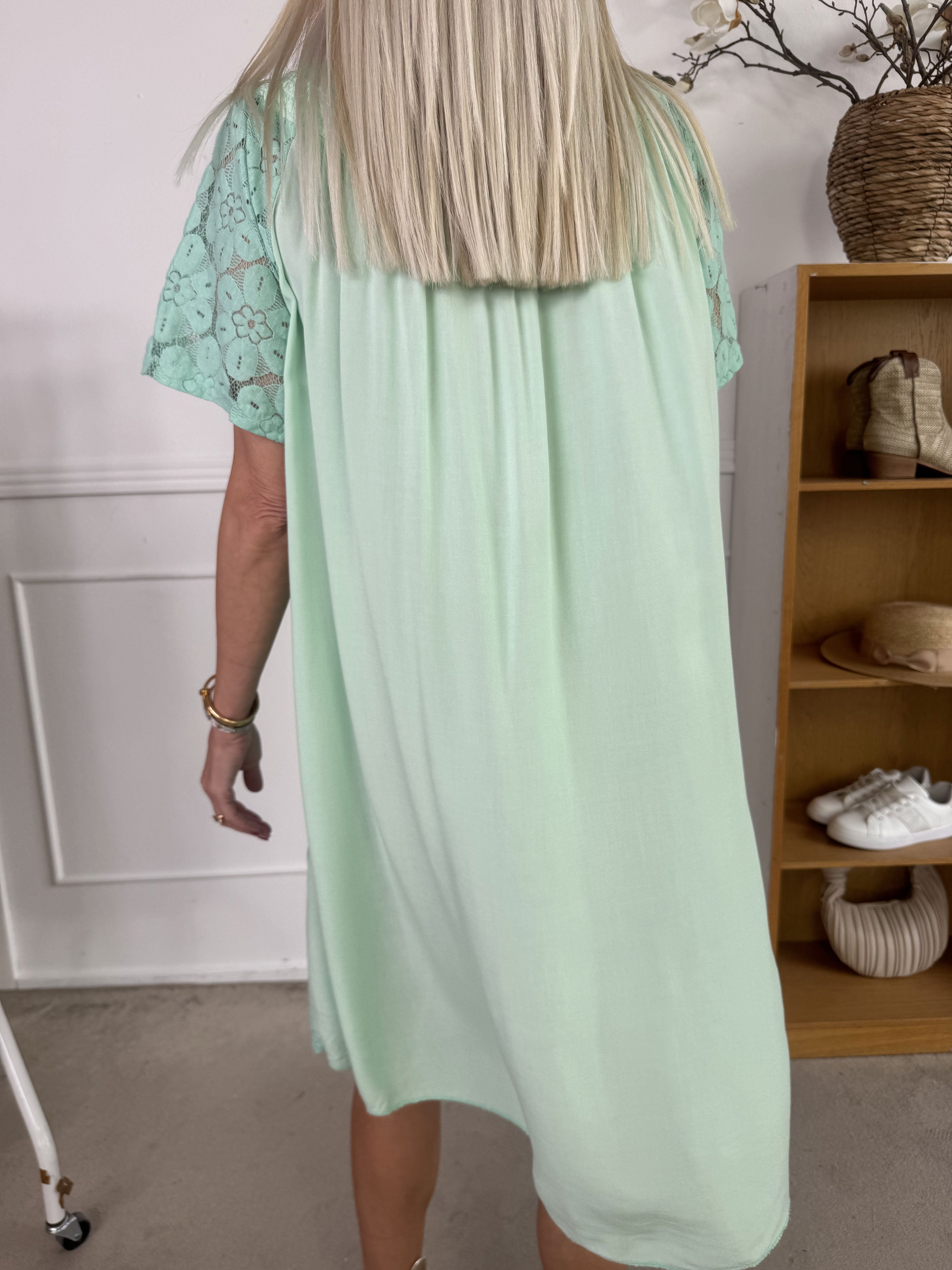 Fjola - Söt tunikaklänning i bomull med spets fram